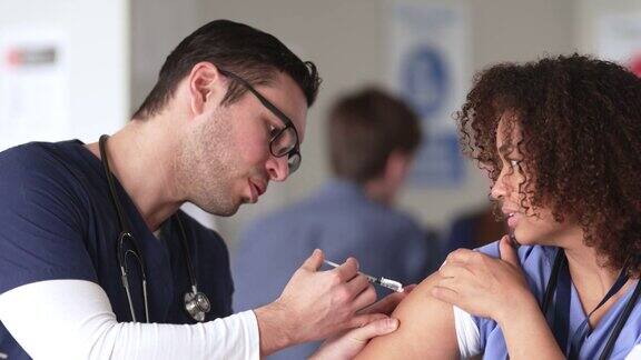 医务人员接受疫苗注射