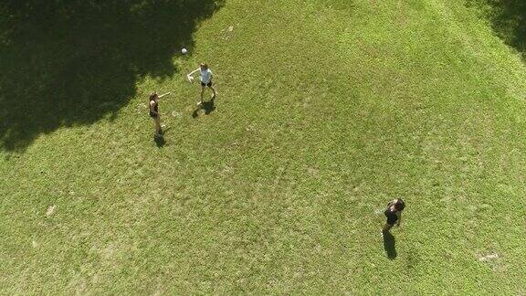 两个女人在草坪上打羽毛球十几岁的女孩把帽子拿给她妈妈俯视图直接上方无人机视频
