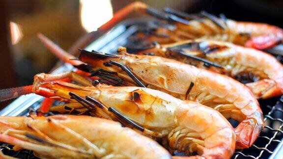 烤炉上烤的一组鲜虾烹饪海鲜烧烤派对户外露营