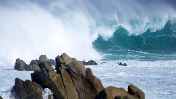 翻滚的海浪冲破危险的岩石