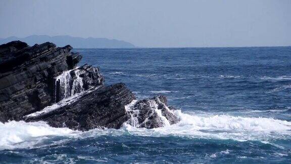 海浪拍打着岛岛的岩石