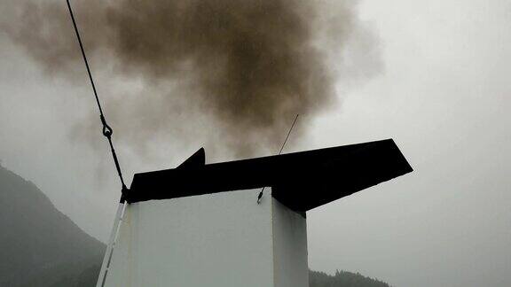 从船的管道释放黑烟到空气中并污染它