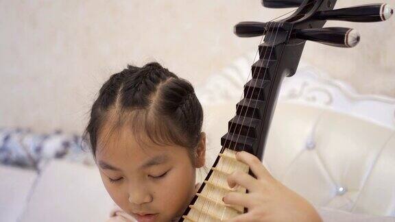 小女孩弹奏琵琶(中国的四弦琵琶)