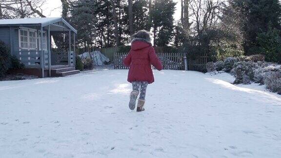 小女孩在雪中奔跑