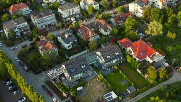 无人机拍摄的日落时小屋屋顶上的太阳能电池板私营企业在郊区建筑安装太阳能电池板太阳能电池板农场电、生态、技术