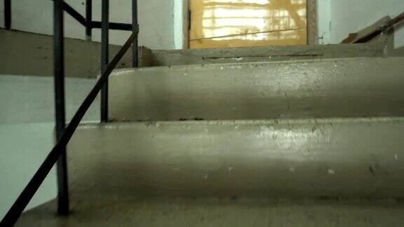 爬上旧楼梯