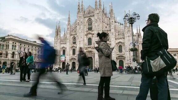 游客走在意大利米兰的米兰大教堂前