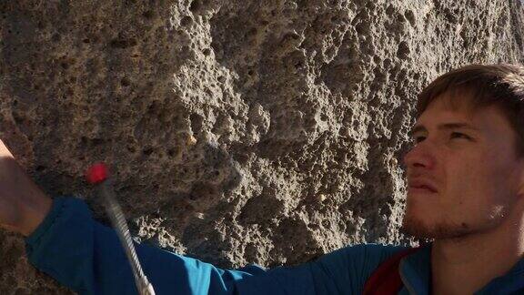 男性攀登者攀登岩壁建立防护