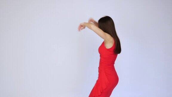 滑稽可笑的穿着红裙子跳舞的女人经过