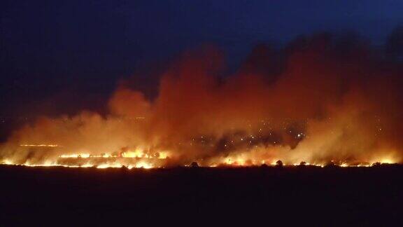 森林大火的火焰夜间鸟瞰图旱季发生自然野火