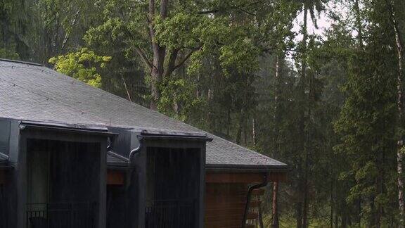 大雨倾泻在屋顶上