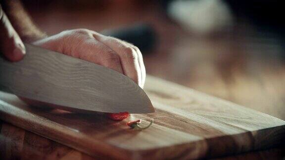 菜板上刀切红辣椒