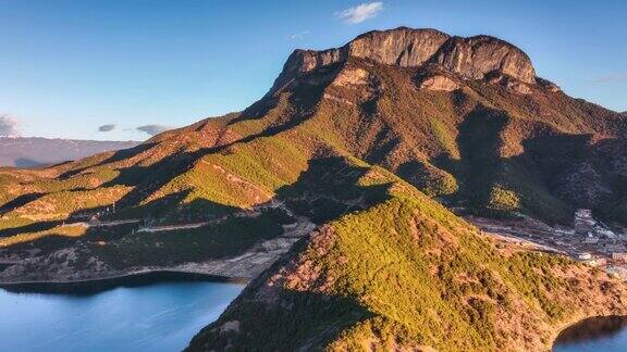 泸沽湖上奇特的岛屿和山峰