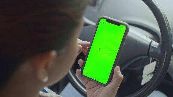 女人在车里用色度键使用智能手机