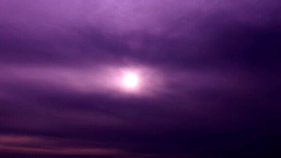 天空中有紫色的雾