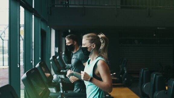 爱运动的人在健身房里锻炼