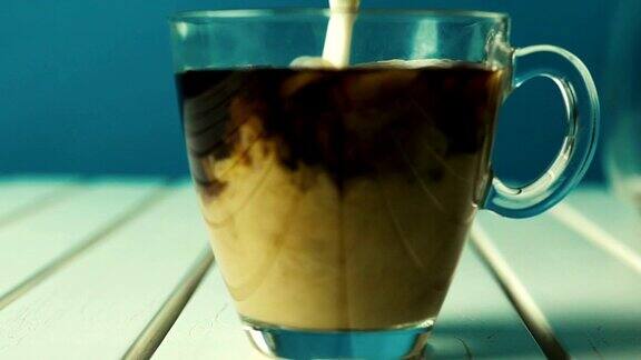 牛奶溅到咖啡的慢动作