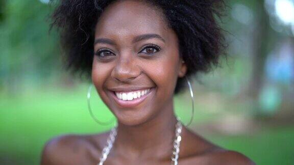 快乐的年轻非洲妇女肖像