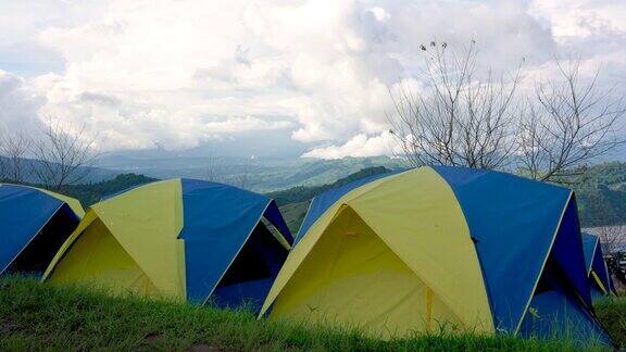 帐篷群在高高的山上