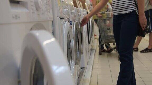 在店里挑选新洗衣机