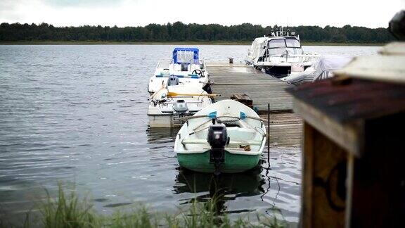 在这个渔村可以看到一个码头上停泊着许多小船