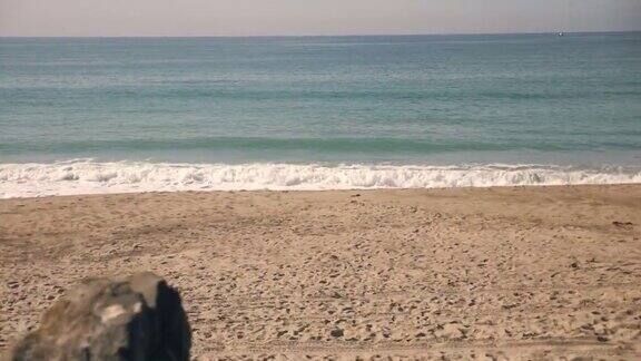 在美国加州的海滩上以慢镜头180帧拍摄POV