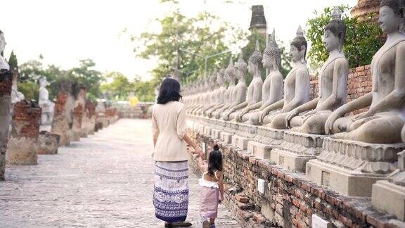 母女俩在泰国的寺庙旅游