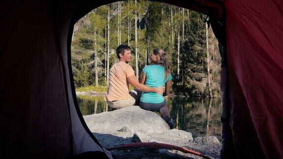 户外活动年轻夫妇用帐篷露营附近的山湖