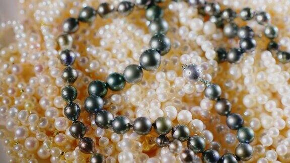 珠子由天然珍珠制成黑白两色
