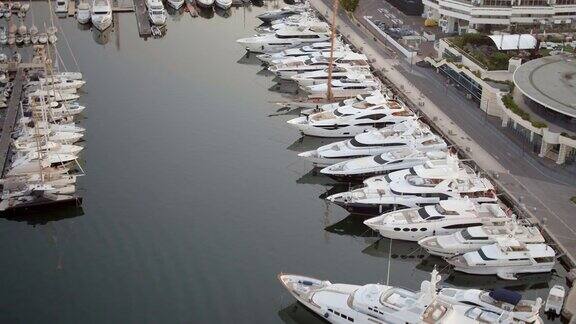 戛纳港口的日出游艇和船只停泊在码头上