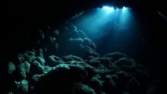 阳光光束和光线太阳照耀在水下的洞穴和洞穴背景