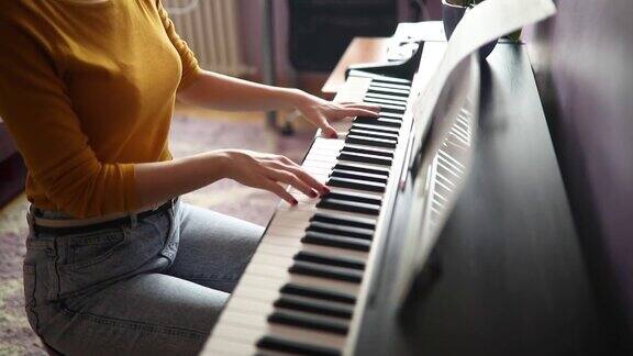 年轻女子在家里弹钢琴