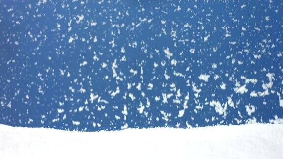 蓝色背景的雪花缓缓飘落
