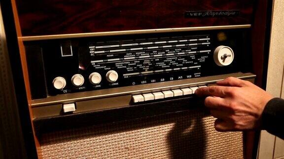 老式收音机那个人改变了老式收音机的频率老式收音机的频率改变了