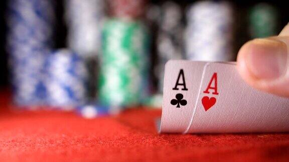 扑克玩家显示良好的纸牌组合在慢动作的一对王牌
