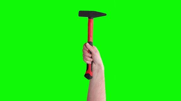 手举起红锤工具孤立在绿色屏幕上机械工具