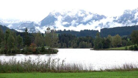 一个湖在allg?uer阿尔卑斯山Schwaltenweiher巴伐利亚4K