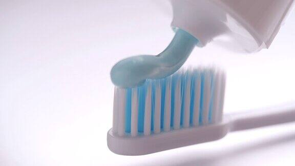 牙刷贴在牙刷上的慢动作特写