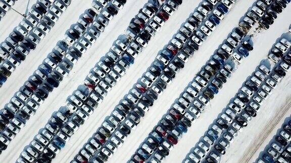 鸟瞰图的新汽车存储停车场汽车行业冬季市场销售