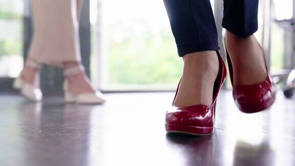 职场女性穿着高跟鞋走路