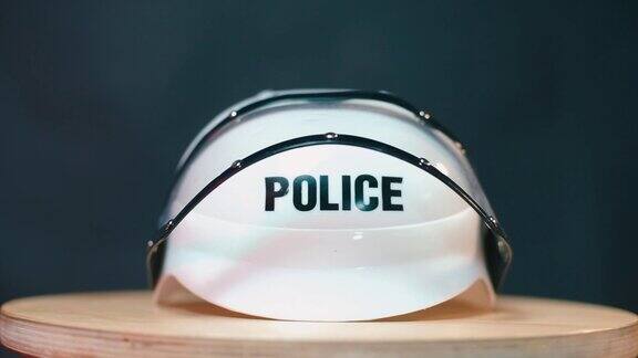 一个警察头盔放在木架子上的特写