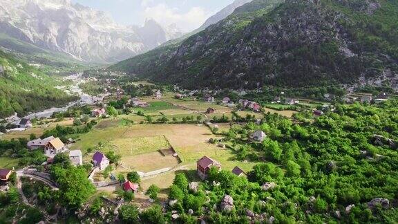 阿尔巴尼亚塞蒂村的早晨塞蒂山谷和阿尔巴尼亚阿尔卑斯山脉的鸟瞰图UHD4k