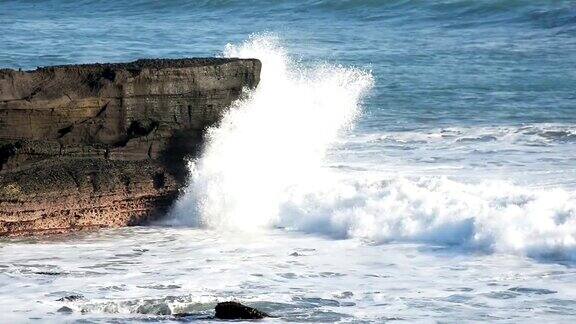 高清:来自太平洋的海浪在印尼巴厘岛海滩上撞击悬崖