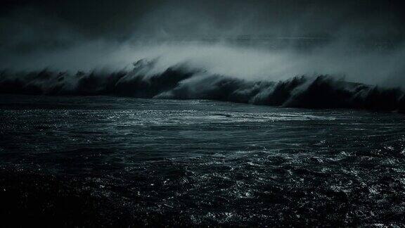 海浪和海水风暴在夜间
