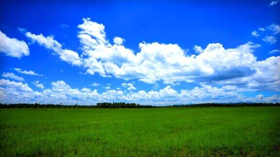 夏日绿野上的云朵时光流逝