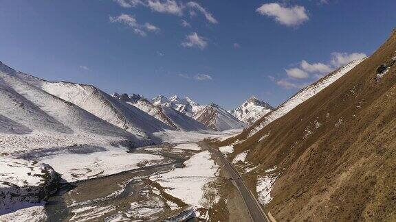 中国新疆独库公路雪山航拍