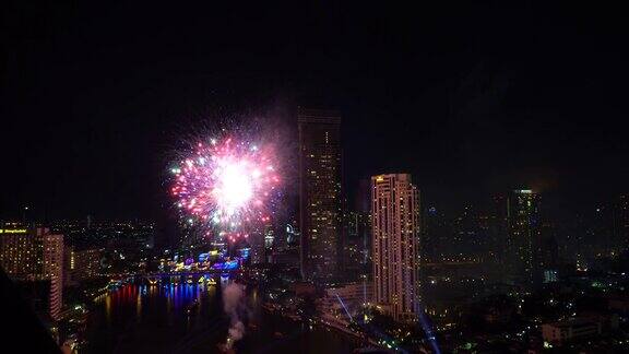 曼谷的城市景观与美妙的五颜六色的烟花在夜晚的天空