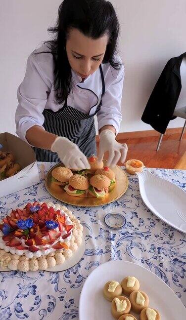 拉丁女厨师按职业摆桌