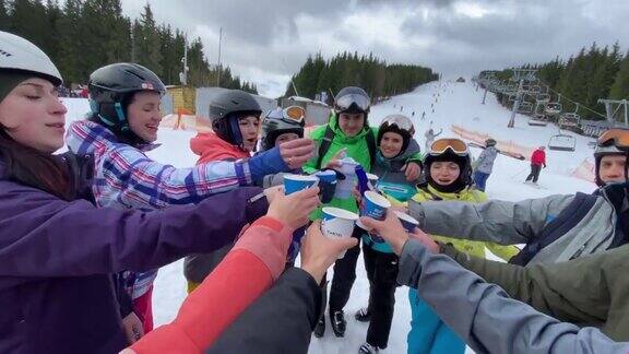 朋友们在滑雪胜地喝热饮