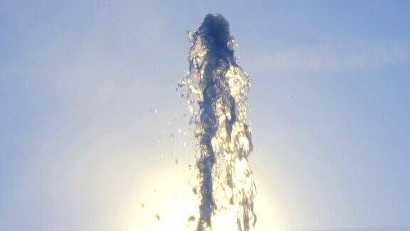 喷泉的水柱向上喷向蓝天